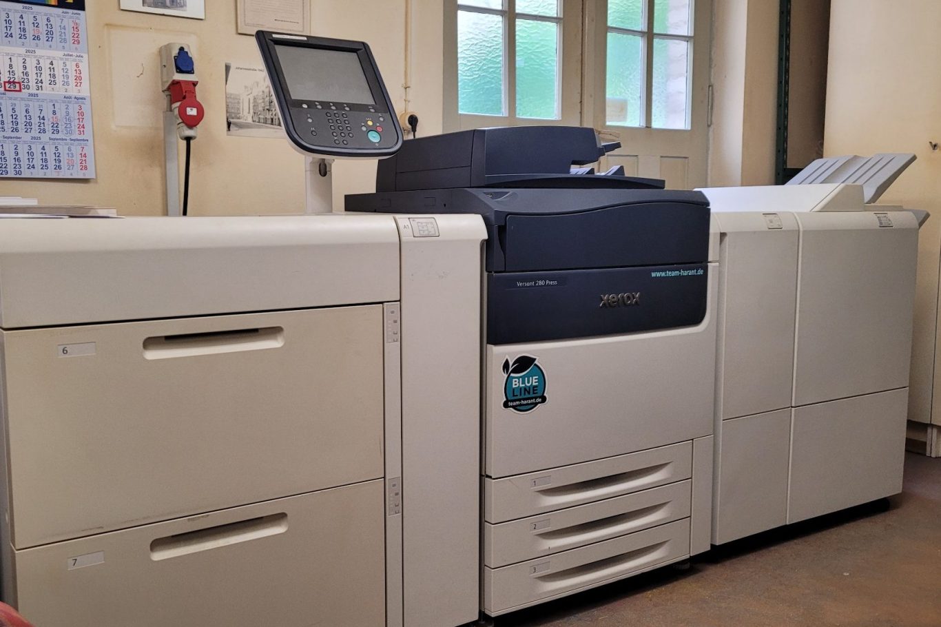 Digitaldruckmaschine Xerox Versant 280 Farbdrucker mit Schubladen und einem Bedienfeld.