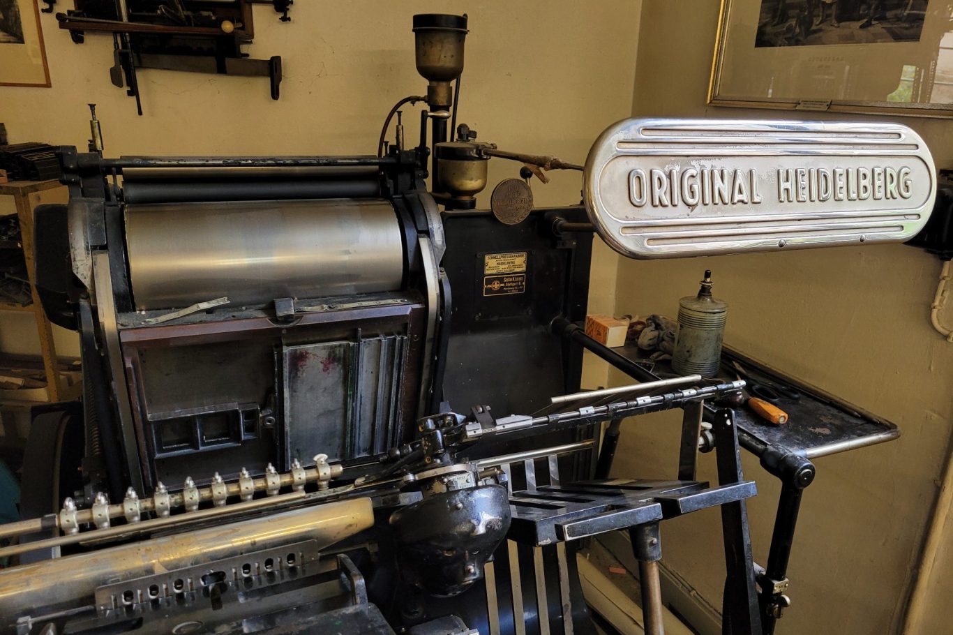 Heidelberger Tiegel Buchdruckmaschine mit einem Schild "Original Heidelberg".